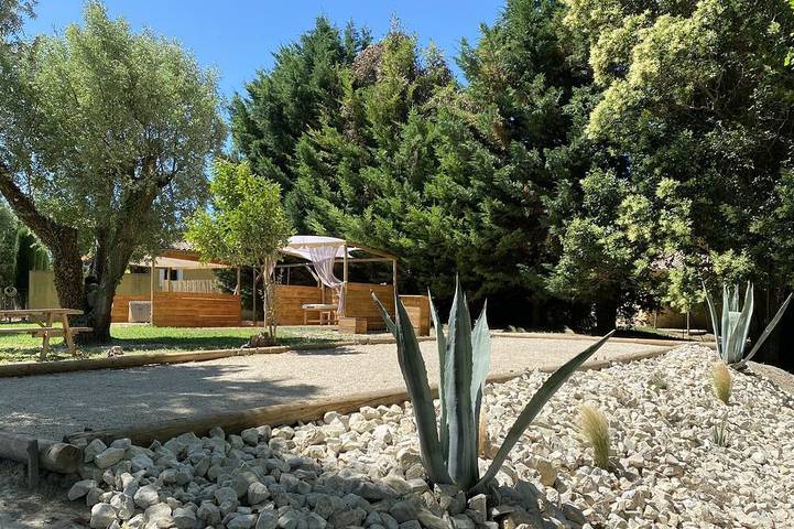 Gîte pour 2 personnes, avec jacuzzi à Vallabrègues