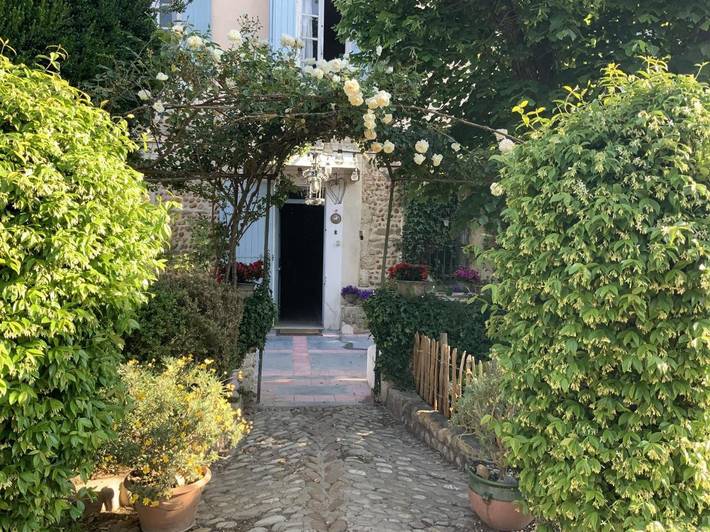 Location de vacances pour 2 personnes, avec Terrasse et Jardin ainsi que Piscine et Vue dans Gallician