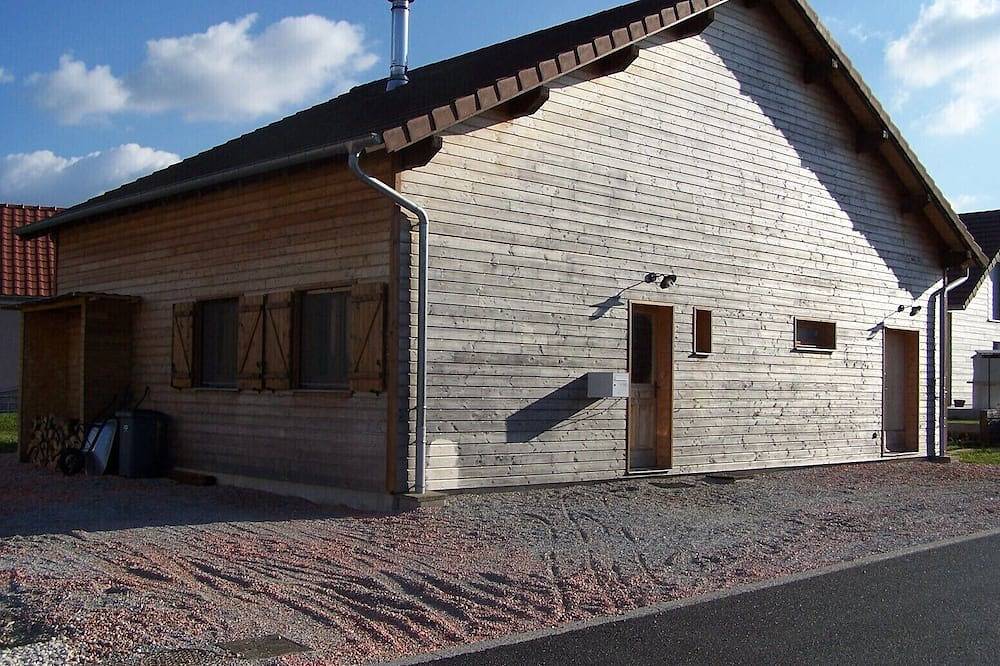 Maison en bois avec salle de cinéma à la campagne in Éternoz, Jura Francais