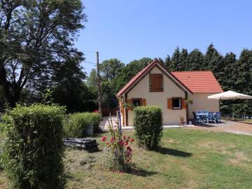 Gîte pour 4 personnes, avec terrasse à Champagnac