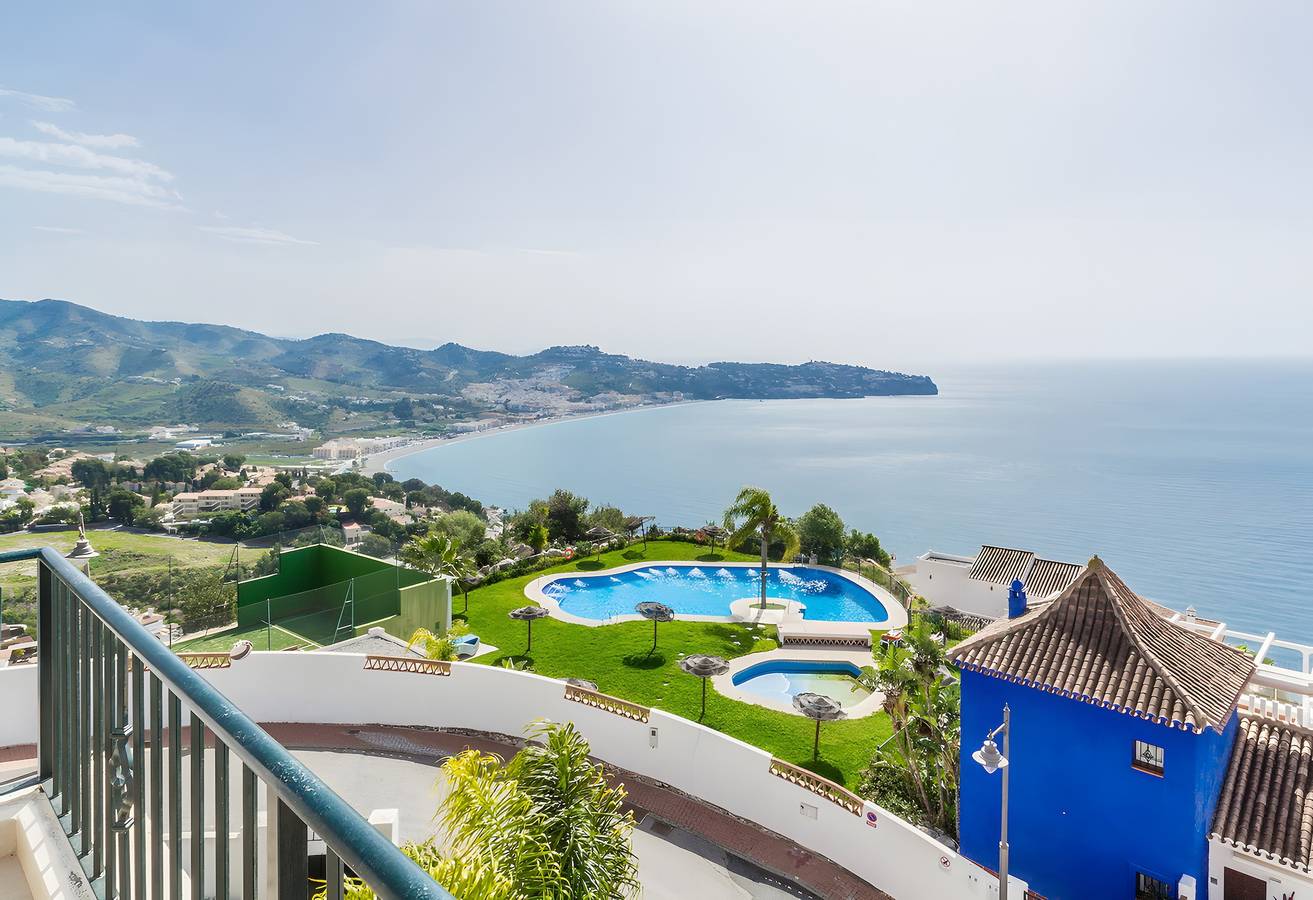 Villa 'Los Altos' with Sea Views, Wi-Fi, and Air Conditioning in Cerro Gordo, Almuñecar