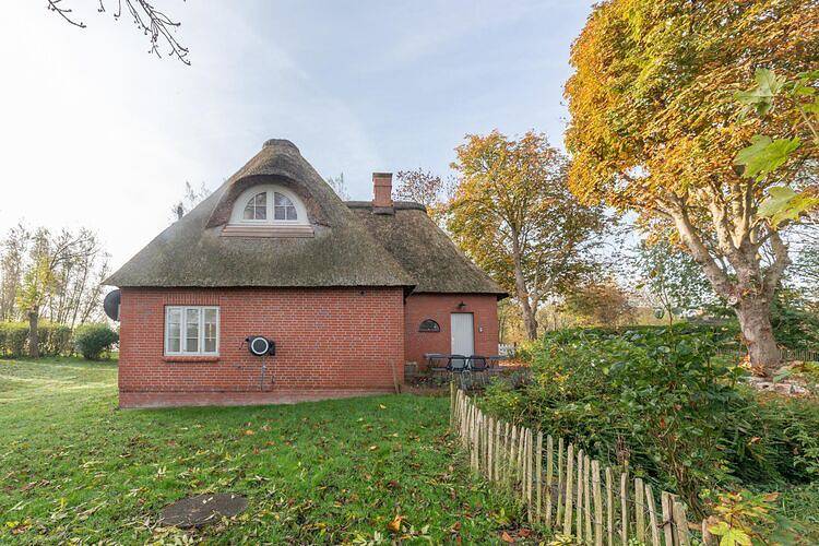 Reetgedecktes Ferienhaus mit Kachelofen in Tetenbüll, Eiderstedt