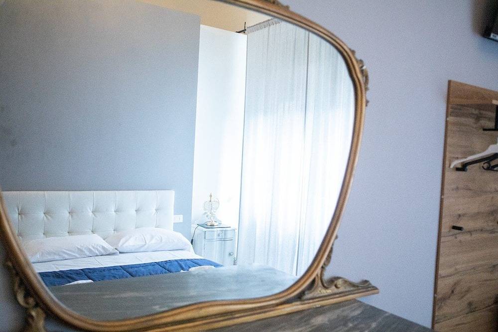 Entire apartment, Room 'Camera Orchidea - Tripla' with Shared Garden, Wi-Fi and Air Conditioning in Prato, Prato Province