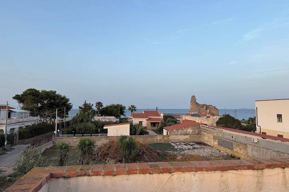 Villa Pino 150 meters from the sea and 5 min from Palermo airport area in Carini, Provincia de Palermo