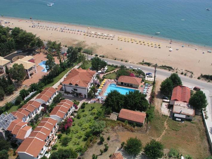 Hôtel pour 3 personnes, avec jardin et bassin pour enfant ainsi que piscine et terrasse