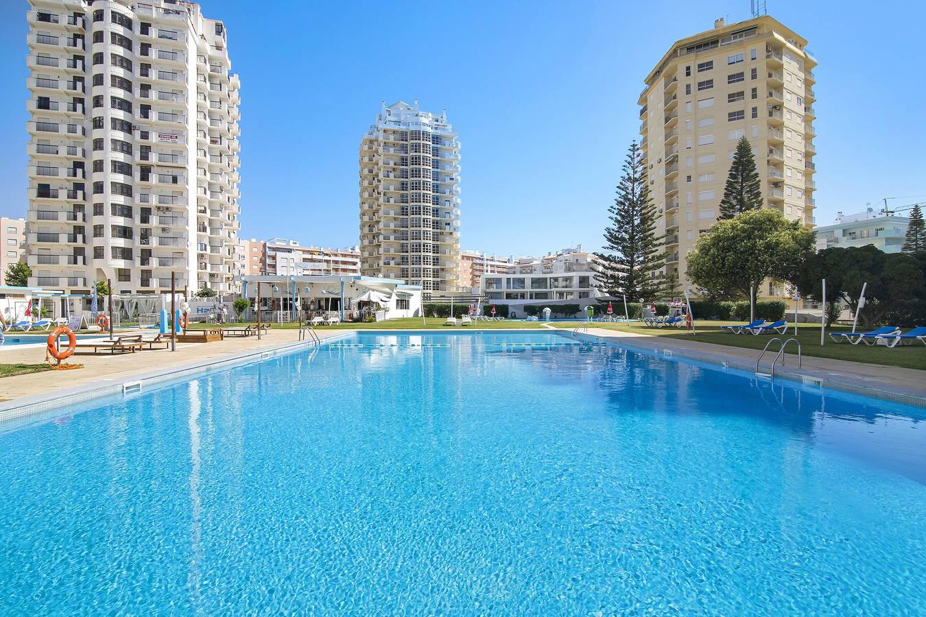 Apartamento entero, Apartamento Nau Bérrio 3ºd - Vistas al mar, piscina, aire acondicionado y Wi-Fi in Armação de Pêra (costa), Armação de Pera