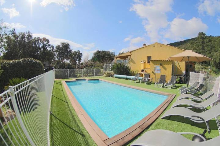 Appartement de vacances pour 2 personnes, avec jardin ainsi que vue et piscine