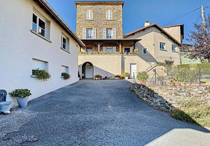 Location de vacances pour 8 personnes, avec terrasse et vue, animaux acceptés à Vaux-en-Beaujolais