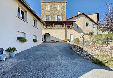Gîte pour 8 personnes, avec vue et terrasse, animaux acceptés à Vaux-en-Beaujolais