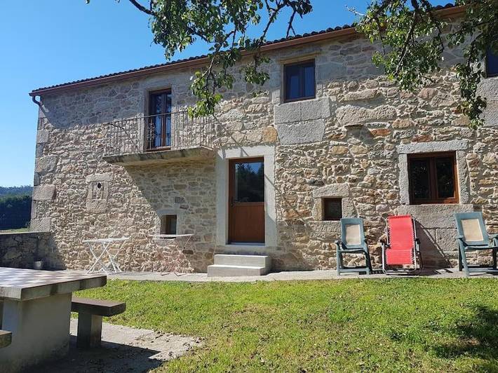 Casa rural para 11 personas, con terraza y vistas además de jardín y piscina, Se admiten mascotas en Muxía