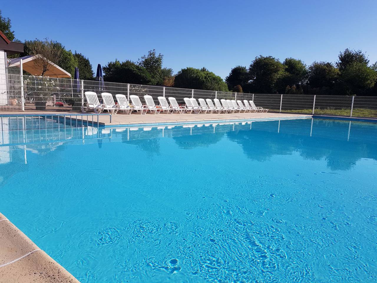 Entire apartment, Sirius with parking and shared pool in De Haan, Belgian Coast