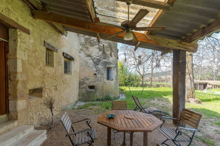 Appartement entier, Séjour authentique dans un appartement de charme au cœur d’un château provençal in Allemagne-en-Provence, Alpes-de-Haute-Provence