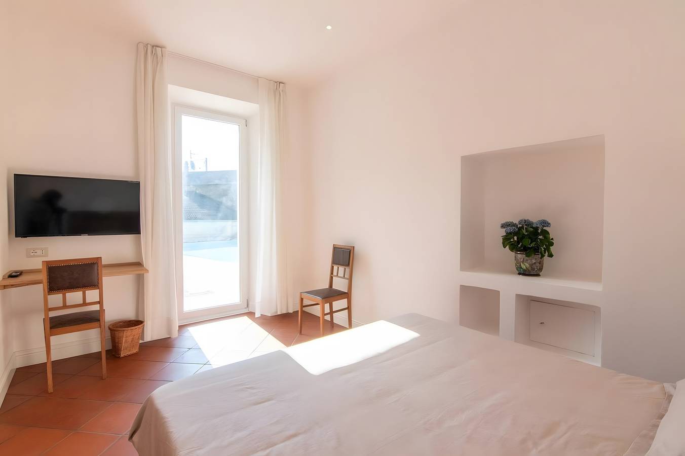 Ferienwohnung 'Camera Matrimoniale Vista Giardino' mit Bergblick, Pool und Wi-Fi in Domaso, Comer See