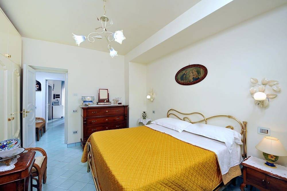 Ganze Wohnung, Apartment Ground, Küste von Sorrento, mit kostenlosem Pool, Parkplatz, Garten, Wifi in Torca, Neapel Provinz