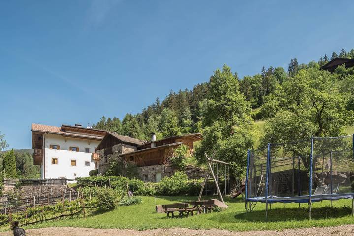Appartement entier, Appartement "Ringelblume Biohof Unterspisser" avec vue sur les montagnes, balcon et Wi-Fi in San Pietro in Valle, Laion