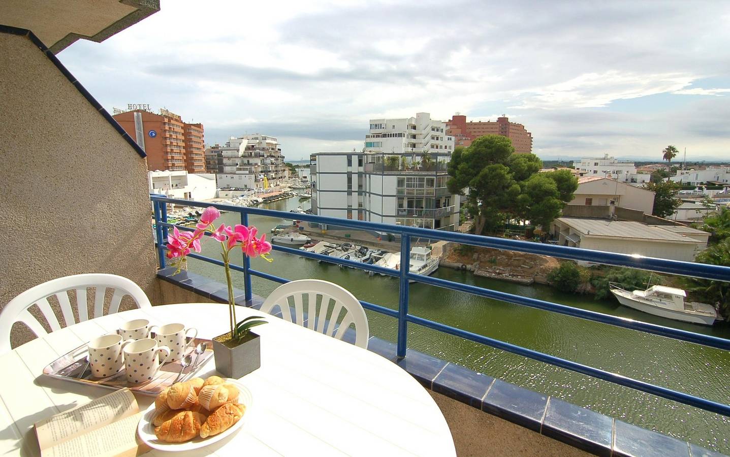 Apartamento entero, ¡Encantador apartamento en alquiler en Roses, Costa Brava! A 400 metros de la playa, capacidad para 4 personas. ¡Reserva ahora! in Santa Margarida, Roses