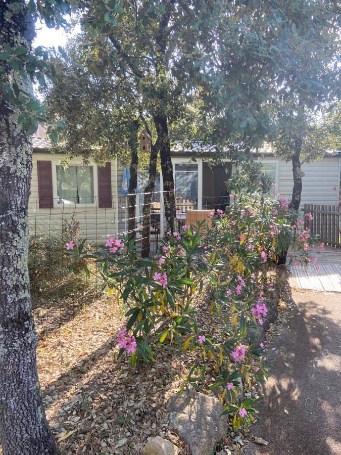 Camping pour 5 personnes, avec Terrasse ainsi que Jardin et Piscine