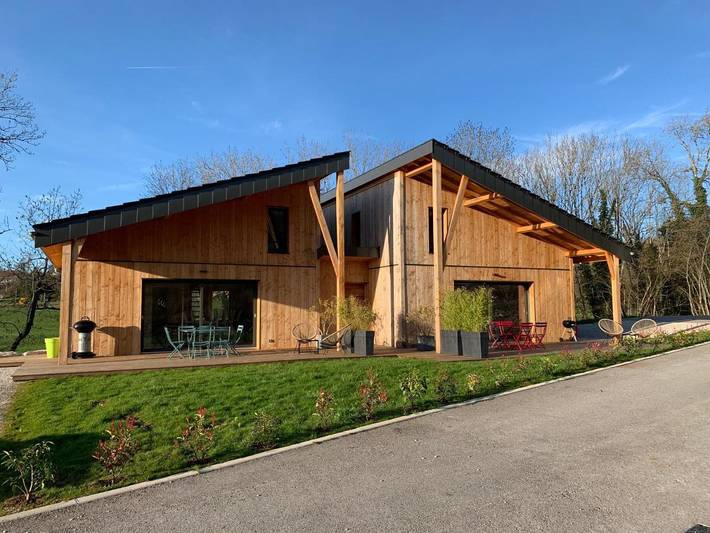 Location de vacances pour 10 personnes, avec terrasse et jardin à Clairvaux-les-Lacs