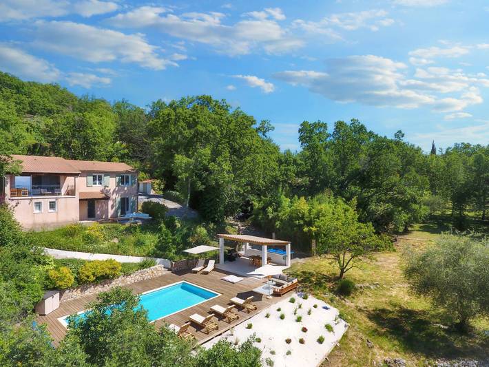 Gîte pour 8 personnes, avec jacuzzi et piscine, adapté aux familles à Mons (Var)