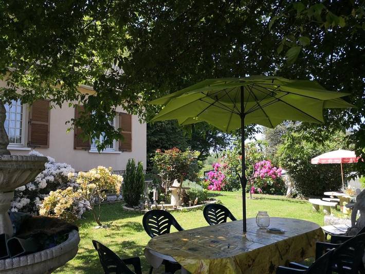 Chambre d’hôte pour 4 personnes, avec Terrasse et Jardin ainsi que Bassin pour enfant et Piscine