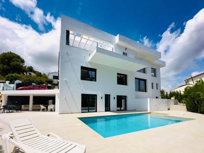 Chalet para 9 personas, con jardín además de piscina y jacuzzi - 1