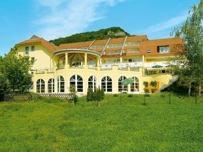 Hotel, mit Balkon und Terrasse sowie Whirlpool und Garten in Bad Ditzenbach - 3