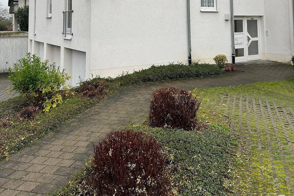 Ganze Wohnung, Ruhige und helle Dachgeschosswohnung (68qm) mit Balkon in Hilzingen, Hegau