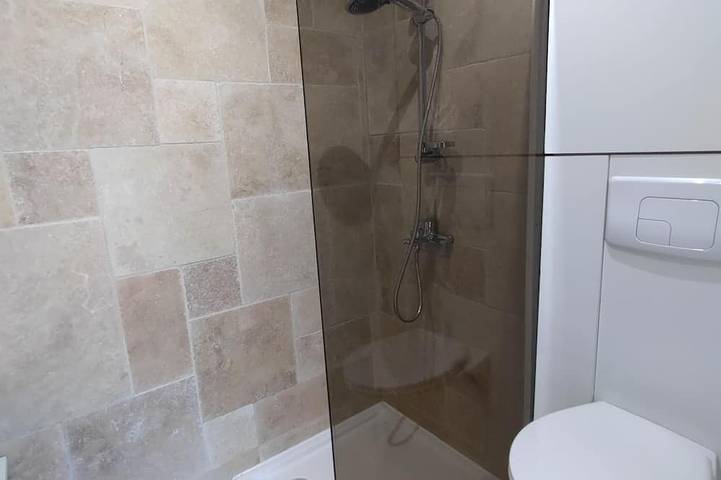 Gîte pour 2 personnes, avec terrasse ainsi que jardin et piscine à Saint-Mélany - 3