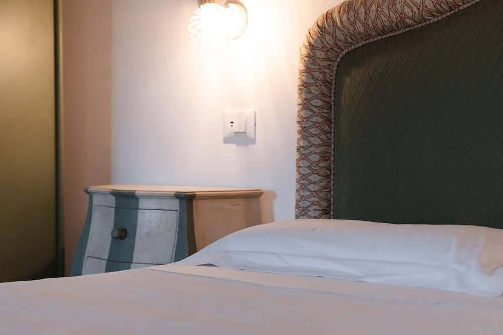 Geheel appartement, Apartment-Deluxe-Ensuite with Shower-Countryside view in Affi, Garda Bergen