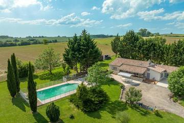 Chambre d’hôte pour 2 personnes, avec vue ainsi que jardin et piscine à Saint-Colomb-de-Lauzun