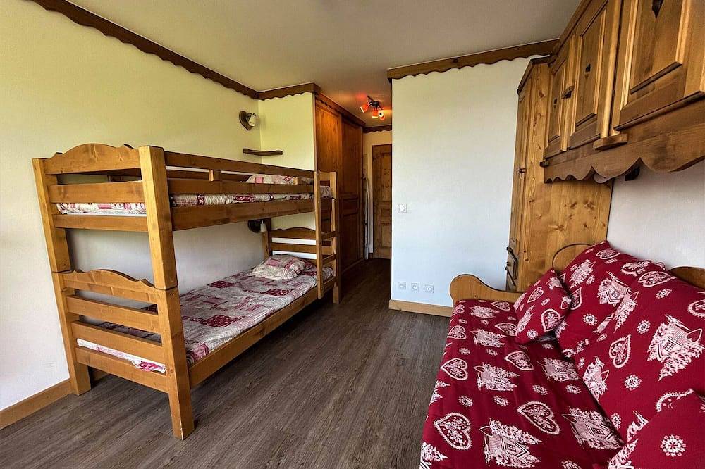 Entire apartment, Cozy 3-room apartment for 6 in Les Menuires with balcony, renovated, ski locker, and baby amenities in Les Menuires, Saint-Martin-de-Belleville