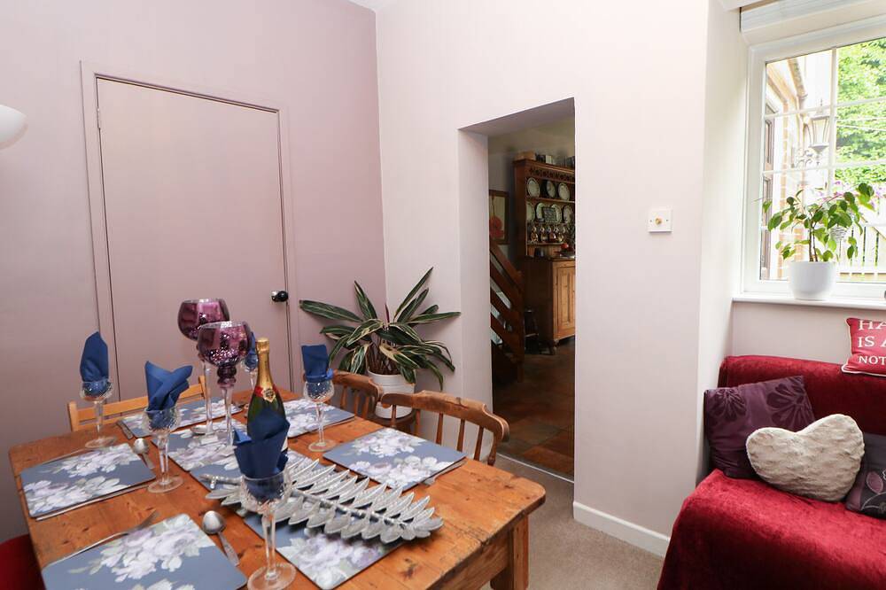 Rosewood Cottage, with a garden in Durham in Durham, County Durham