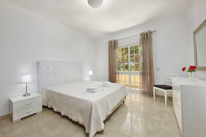 Traditional Charm 4 bedroom villa in Vilamoura: Pool, Ac & Full Wi-Fi in Quarteira, Faro Distrikt