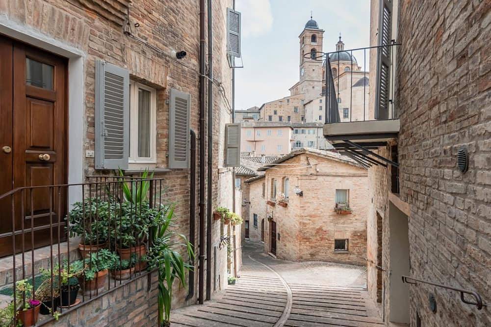 Guesthost - Urbino Historical Central Studio Flat! in Urbino, Valle del Metauro