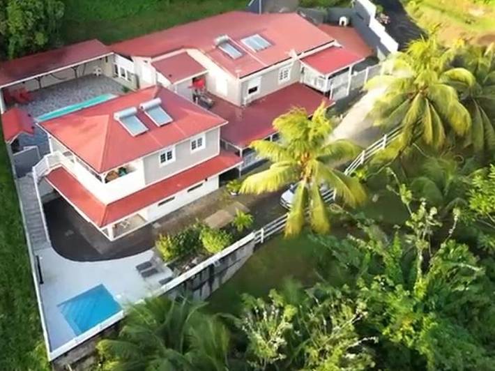 Appartement de vacances pour 4 personnes, avec piscine ainsi que terrasse et vue