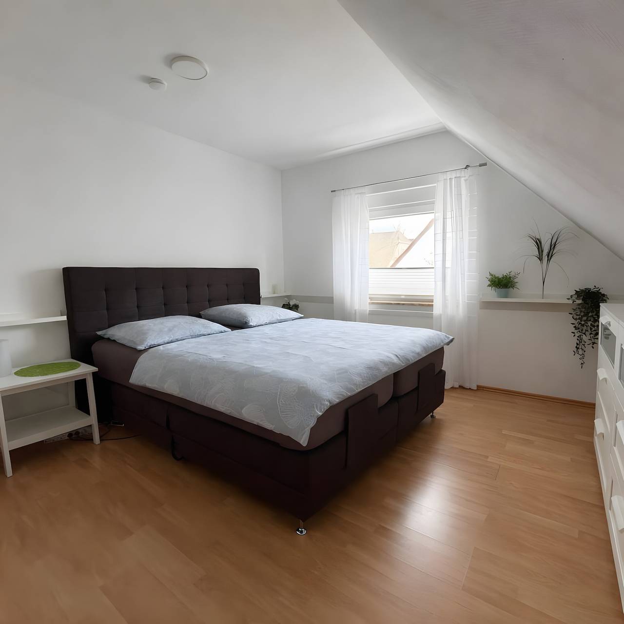 Alojamiento con 1-3 habitaciones privadas sin cocina y Wi-Fi in Laatzen, Región de Hannover