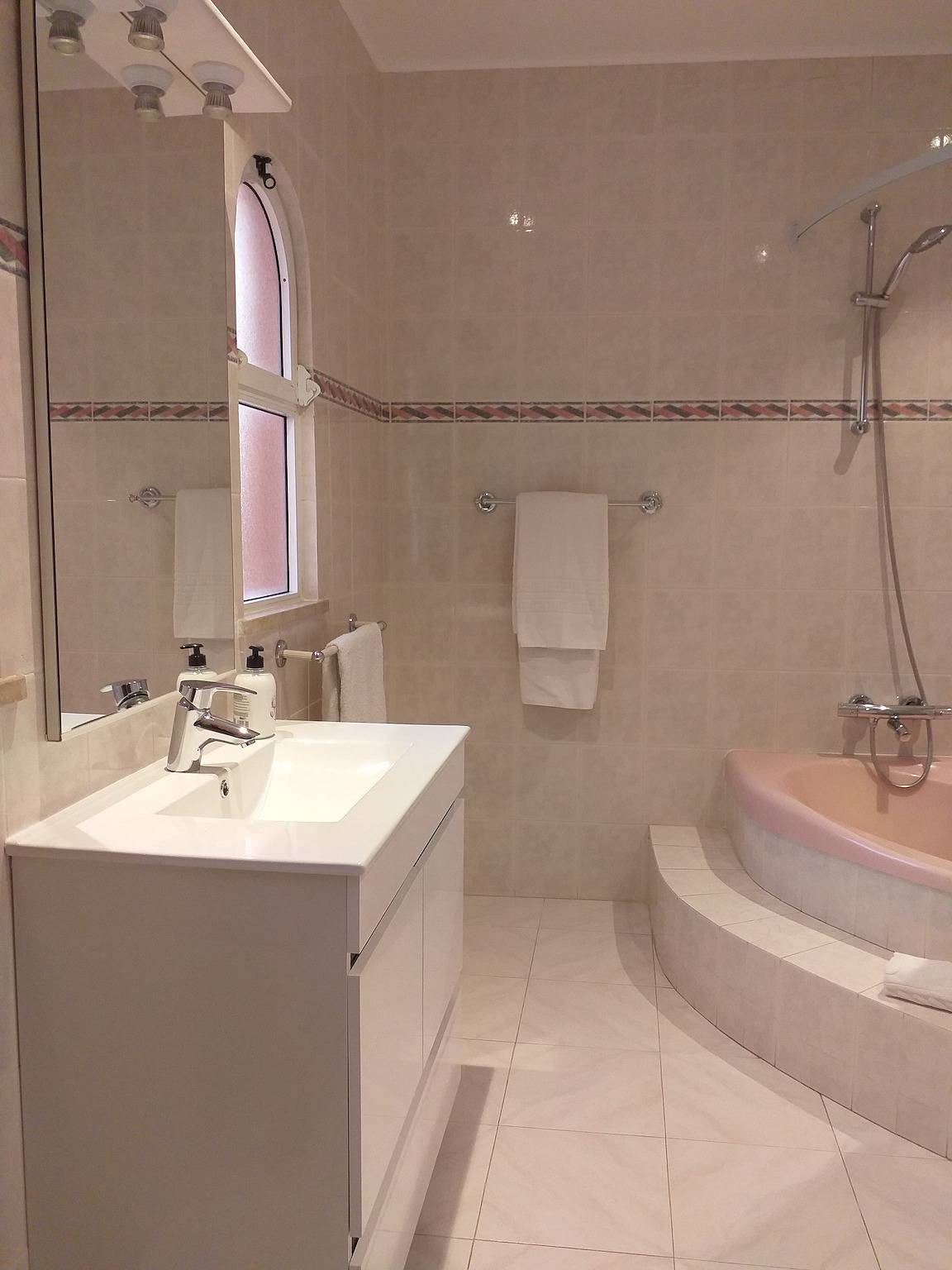 Chambre 'South Side Guesthouse - Quarto V' avec piscine partagée, Wi-Fi et climatisation in Quelfes, Parque Natural da Ria Formosa
