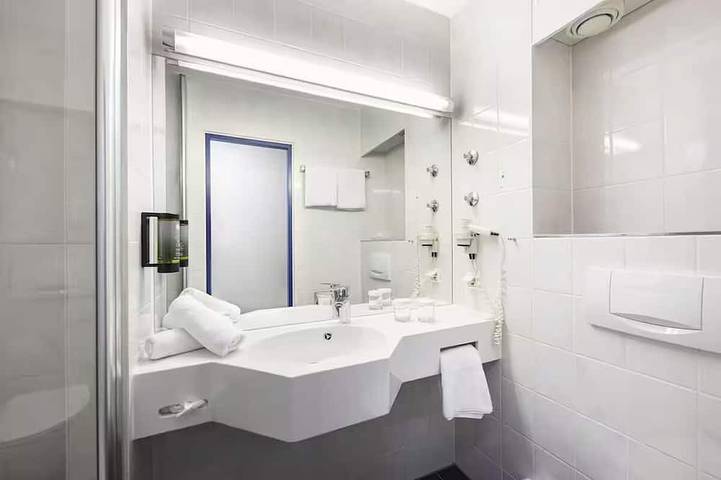 Stylish Budget Retreat! Twin Room | Near Stuttgart Attractions | Pets Welcome in Stuttgart, Stuttgart Region