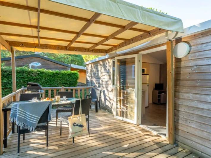 Camping pour 4 personnes, avec Jacuzzi ainsi que Terrasse et Piscine sur l' Île de Ré