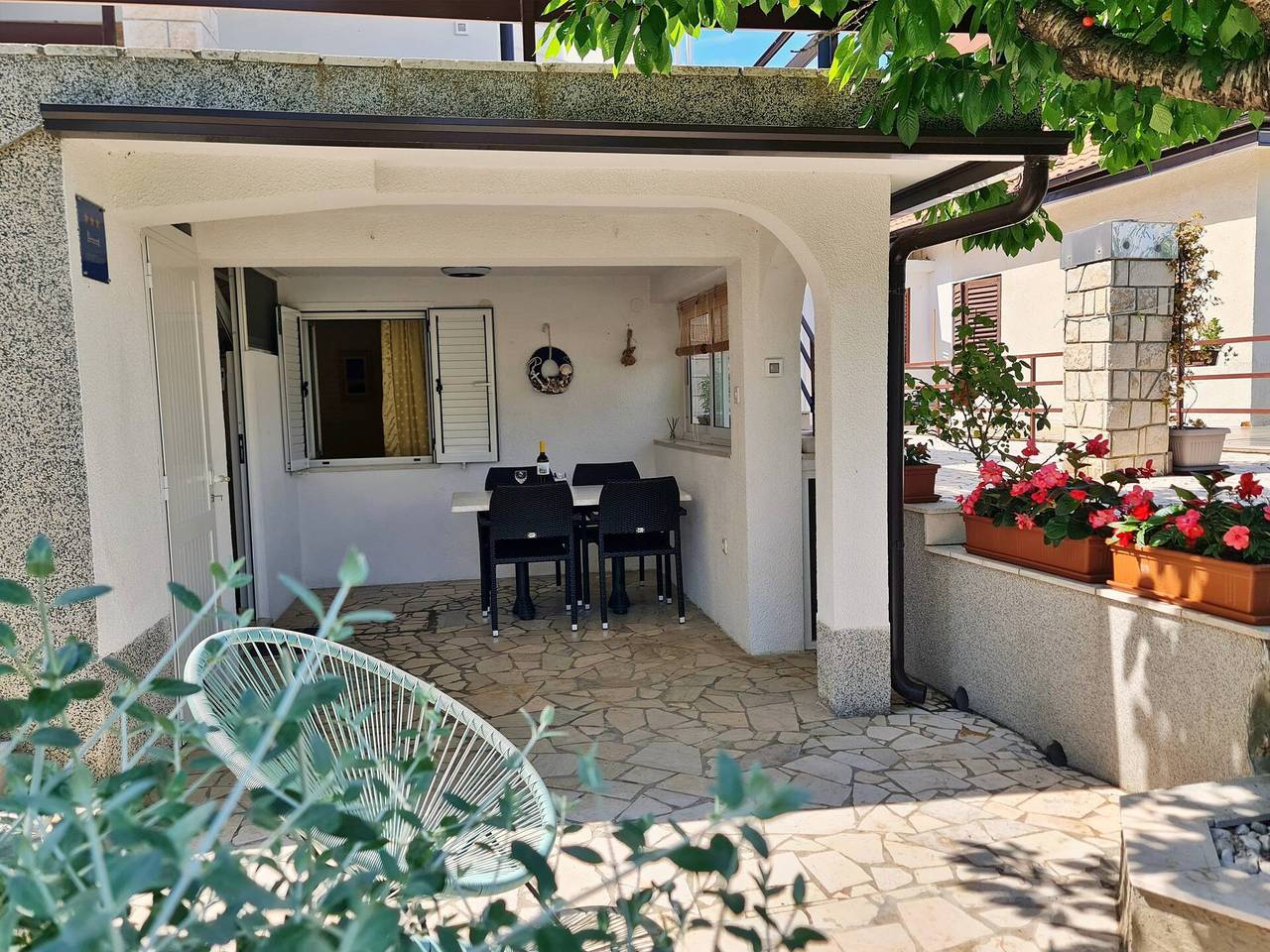 Ganze Wohnung, Apartment Beakovic - 40 m vom Meer und Strand entfernt, überdachte Terrasse, Außendusche, Grill, Sonnenliegen, Waschmachine in Silo (Krk), Krk