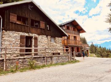 Maison de campagne pour 14 personnes, avec terrasse et jardin dans Doucy
