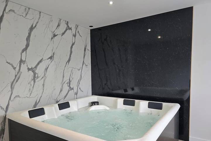 Gîte pour 6 personnes, avec terrasse et jacuzzi, animaux acceptés