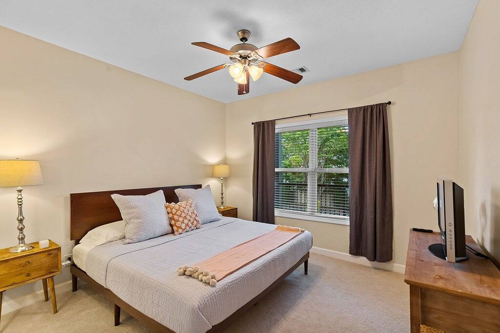 Ganze Wohnung, Beautiful Apartment Steps from Downtown Auburn - Pool! in Auburn (AL), Alabama