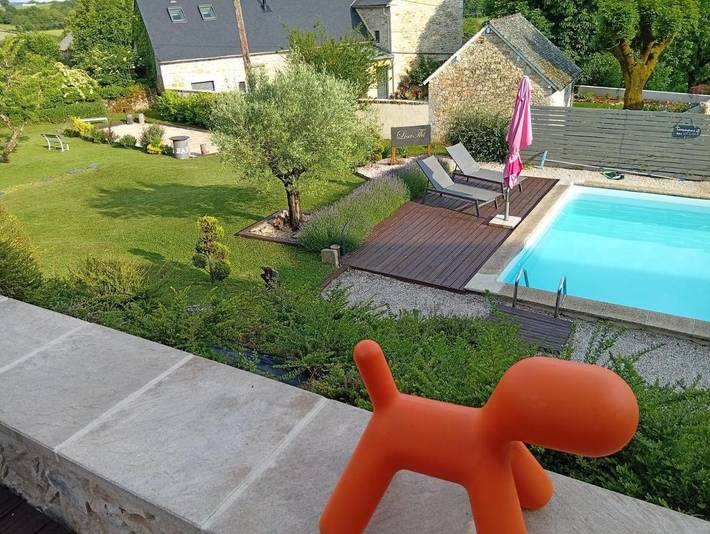 Location de vacances pour 2 personnes, avec Terrasse ainsi que Jardin et Piscine à Cruéjouls