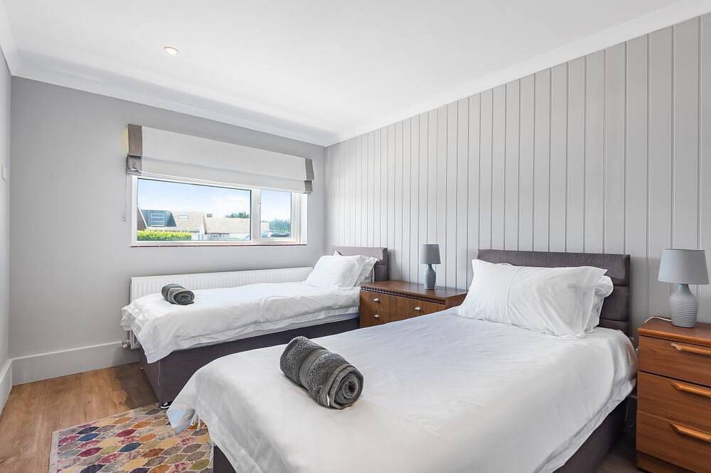 Sleeps 10 | Beach House 200m from Sea | Walk to East Wittering in West Wittering, West Sussex