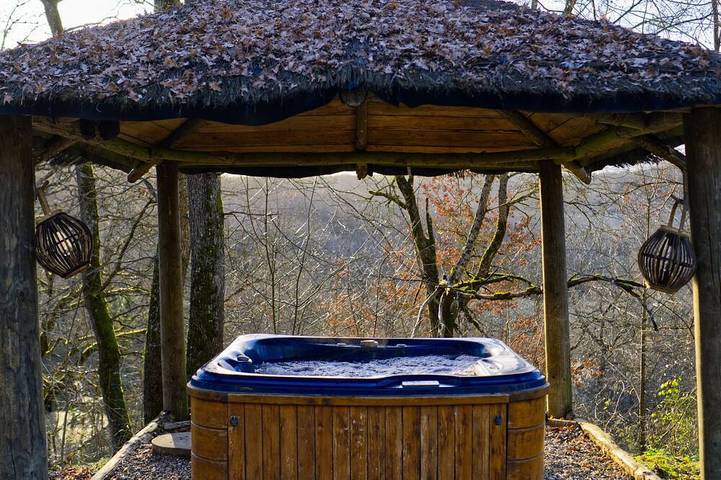 Cabane en bois pour 4 personnes, avec jardin et balcon ainsi que piscine et jacuzzi