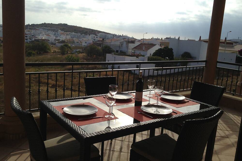 Appartamento intero, Luxury 2 Bed / 2 Bath Apartment, A / C, Wifi Gratuito, Piscina, a 5 Minuti Dalla Spiaggia in Praia do Burgau, Parque Natural do Sudoeste Alentejano e Costa Vicentina