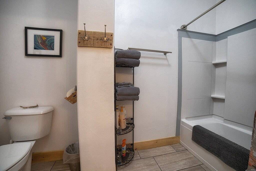 Ganze Wohnung, Zentrale und geräumige 2 Schlafzimmer im Herzen der Stadt! 1 M bis Zion. Schlaf 4-6 in Springdale, Zion Nationalpark