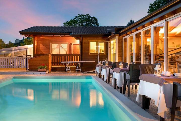Casa vacanza per 3 persone, con Balcone e Terrazza nonché Giardino e Piscina in Cimone