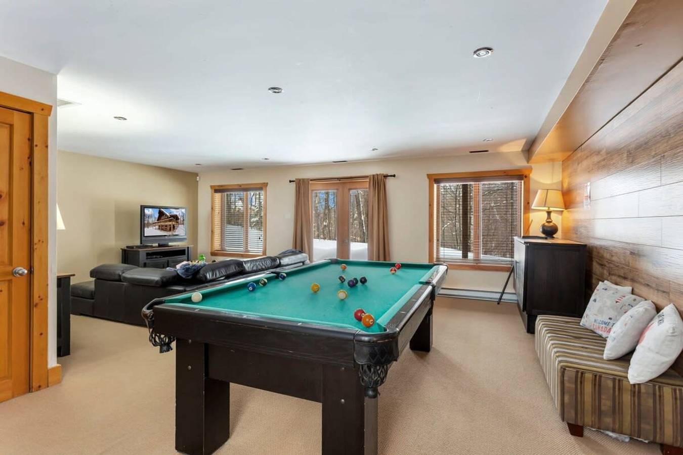 Chalet Zurri     Private Spa  Lake   Mountain Zen in Labelle Québec, Quebec